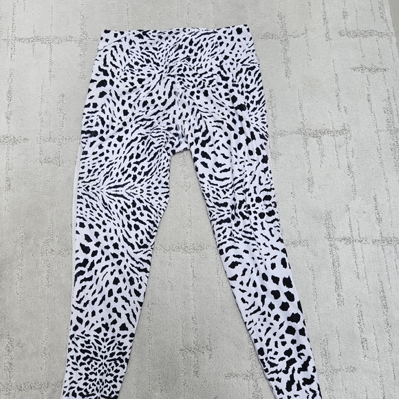 🐆Betsey Johnson Medium Leopard Face Black and White Athleisure Legging - Picture 6 of 6